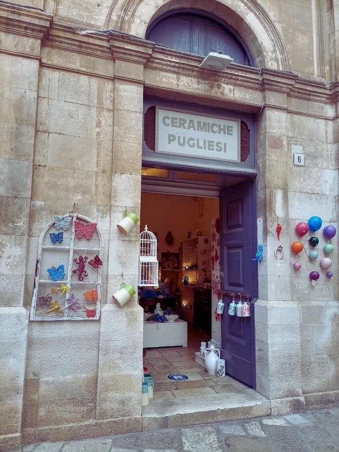 Tienda de souvenirs en el casco histórico de Polignano a Mare con cerámicas típicas de Puglia y objetos artesanales tradicionales