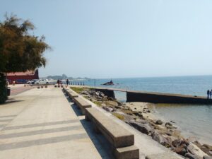 Camino junto a la costa de Cangas do Morrazo que conecta distintas playas de la localidad.