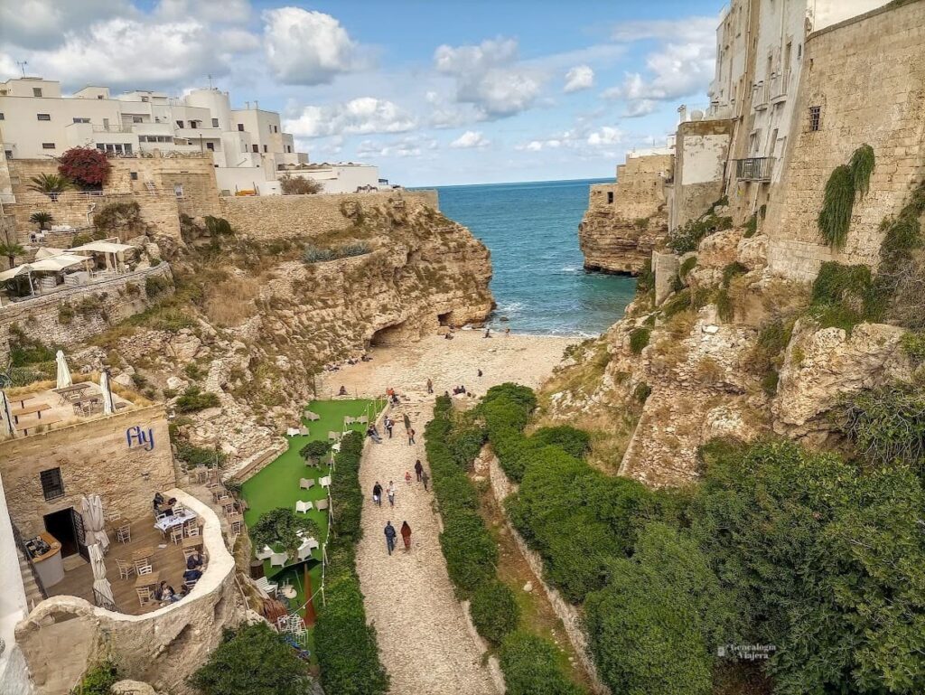 Puente de piedra sobre la antigua vía Trajana en Polignano a Mare, camino hacia Cala Porto con vistas al mar Adriático