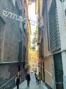 Carruggio del centro histórico de Génova, con estrechas calles empedradas, edificios antiguos y el encanto del casco histórico.