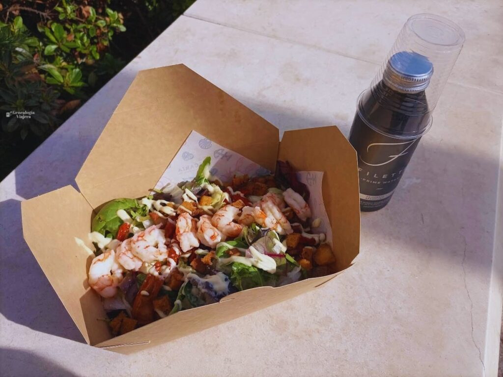 Caja de comida para llevar con ensalada de frutos del mar comprada en Cantina da Pescaria durante una visita a Polignano a Mare