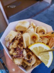 Cucurucho de fritto misto di mare (pescado y mariscos fritos) comprado en Riomaggiore, Cinque Terre.