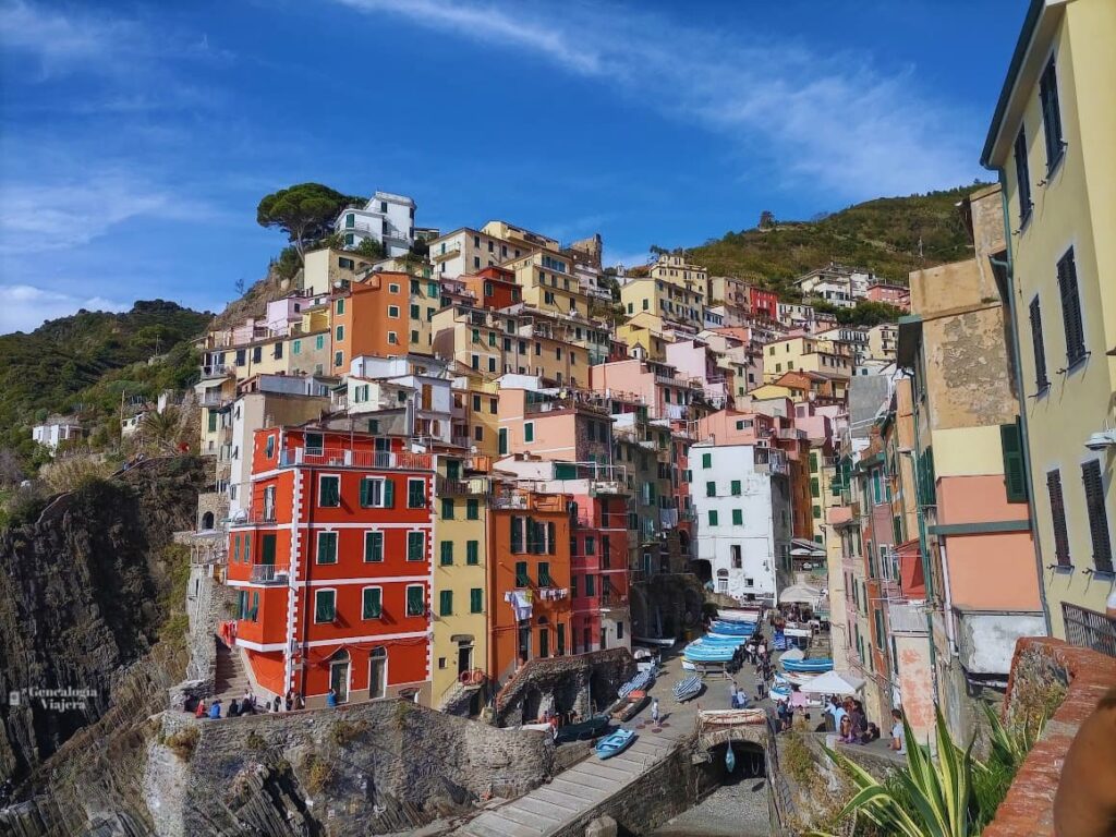 Casas de colores construidas sobre la ladera de la montaña en Riomaggiore, uno de los pueblos de Cinque Terre, Italia.