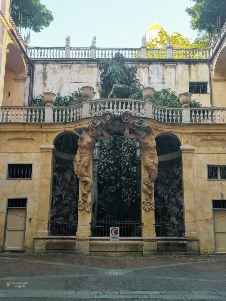Ninfeo del Palazzo Nicolosio Lomellino con esculturas de tritones y una fuente monumental en el patio del palacio.
