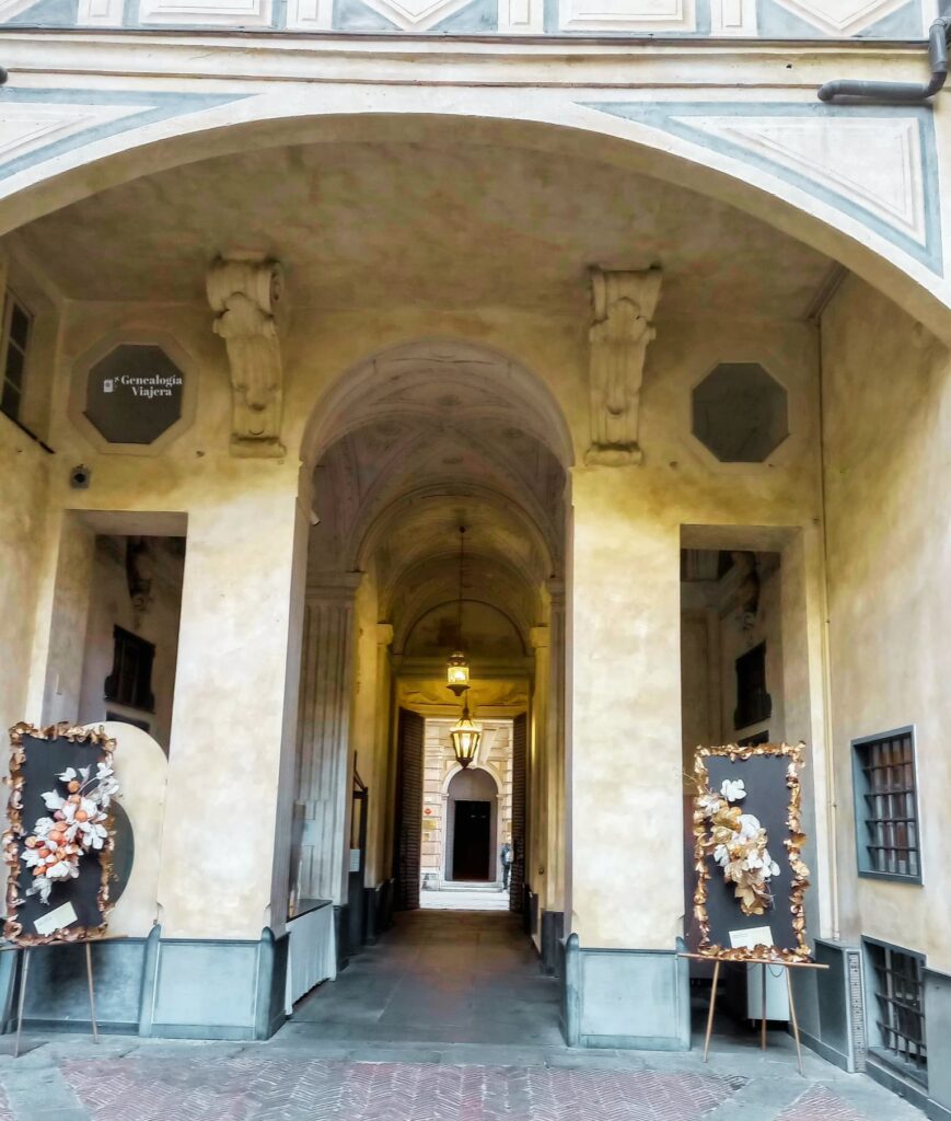 Portal de piedra del Palazzo Nicolosio Lomellino en la Via Garibaldi, con acceso a su histórico patio interior.