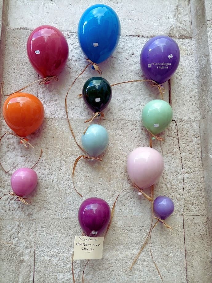 Decoraciones de cerámica palloncini en Polignano a Mare, símbolo típico de las tiendas artesanales de Puglia