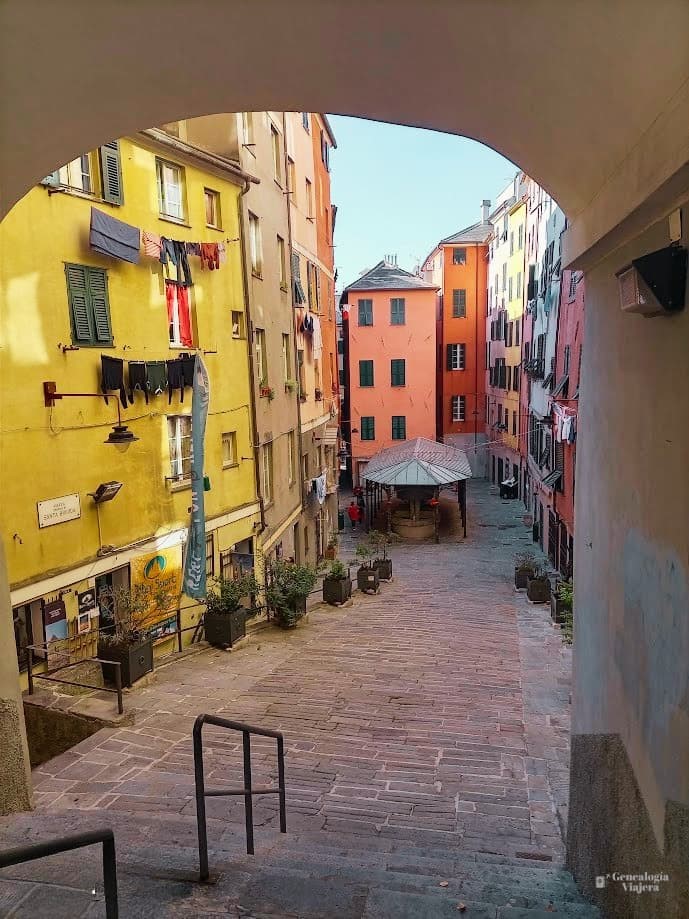 Piazza dei Truogoli di Santa Brigida en Génova, con sus históricos lavaderos públicos cubiertos y los coloridos edificios del casco antiguo.