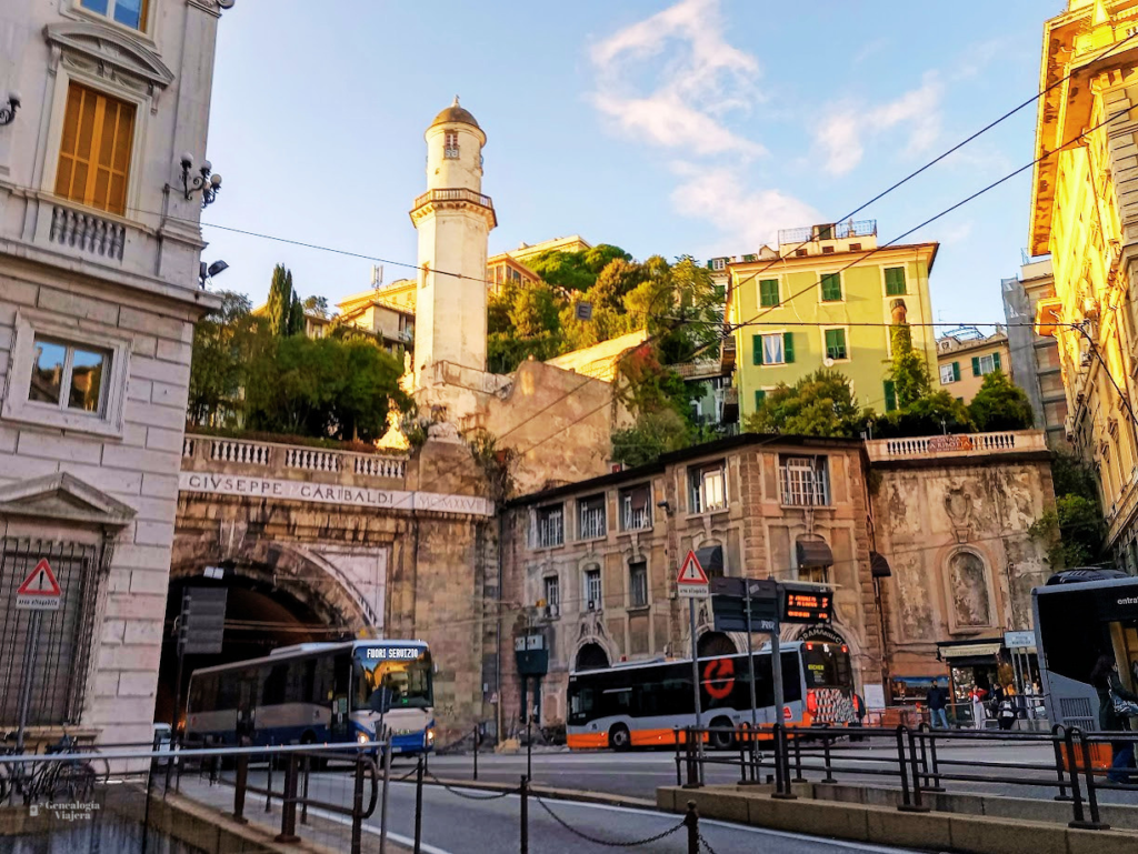 Vista del Ponte Monumentale sobre la Via XX Settembre en Génova, con la inscripción dedicada a Giuseppe Garibaldi y una de sus torres monumentales.
