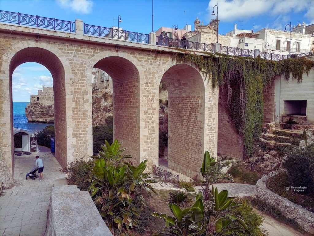 Puente de piedra sobre la antigua vía Trajana en Polignano a Mare, camino hacia Cala Porto con vistas al mar Adriático