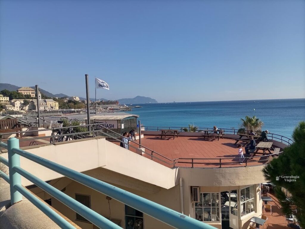 Terraza de un bar frente a la playa del Corso Italia en Génova, con vista al mar Mediterráneo.
