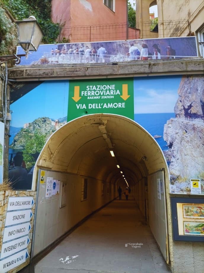 Cartel que indica el acceso a la Via dell'Amore junto a la estación de Riomaggiore.