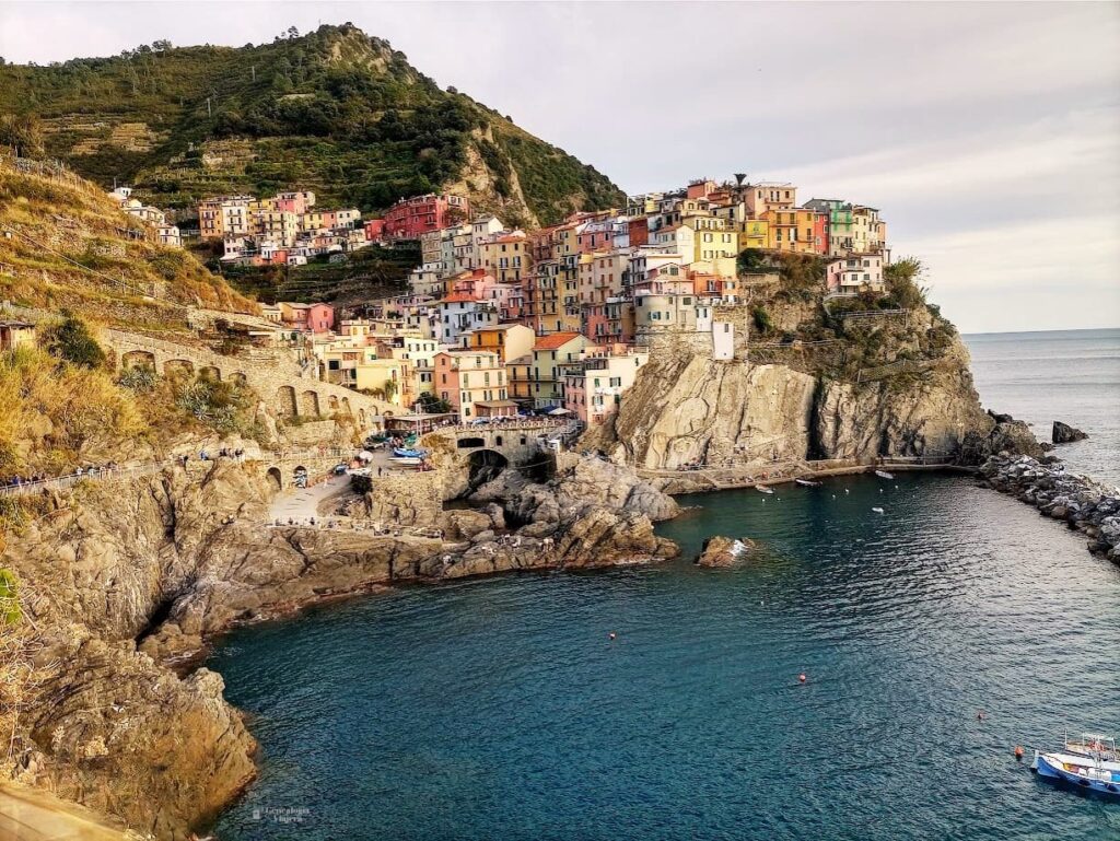 Vista de Manarola, con sus coloridas casas sobre el acantilado y el mar Mediterráneo en Cinque Terre.