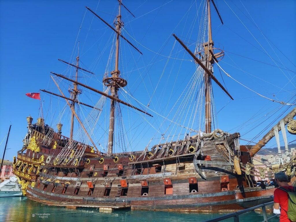 Vista lateral del galeón Neptune navegando en las aguas del Porto Antico de Génova, con su imponente estructura de madera.