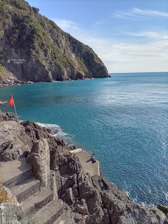 Vista panorámica del mar de Liguria desde un mirador costero en Riomaggiore