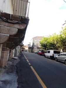 Casas tradicionales sobre calle afaltada en San Cibrao das Viñas- Ourense