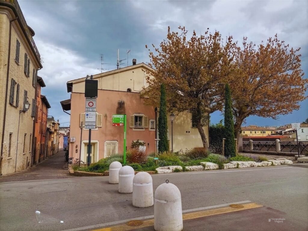 Entrada al Borgo San Giuliano en Rimini, con una calle arbolada