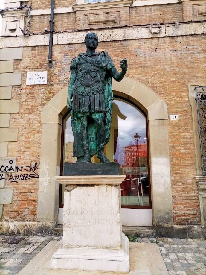 Foto de la estatua de Julio César en la Piazza Tre Martiri- Rimini - Italia