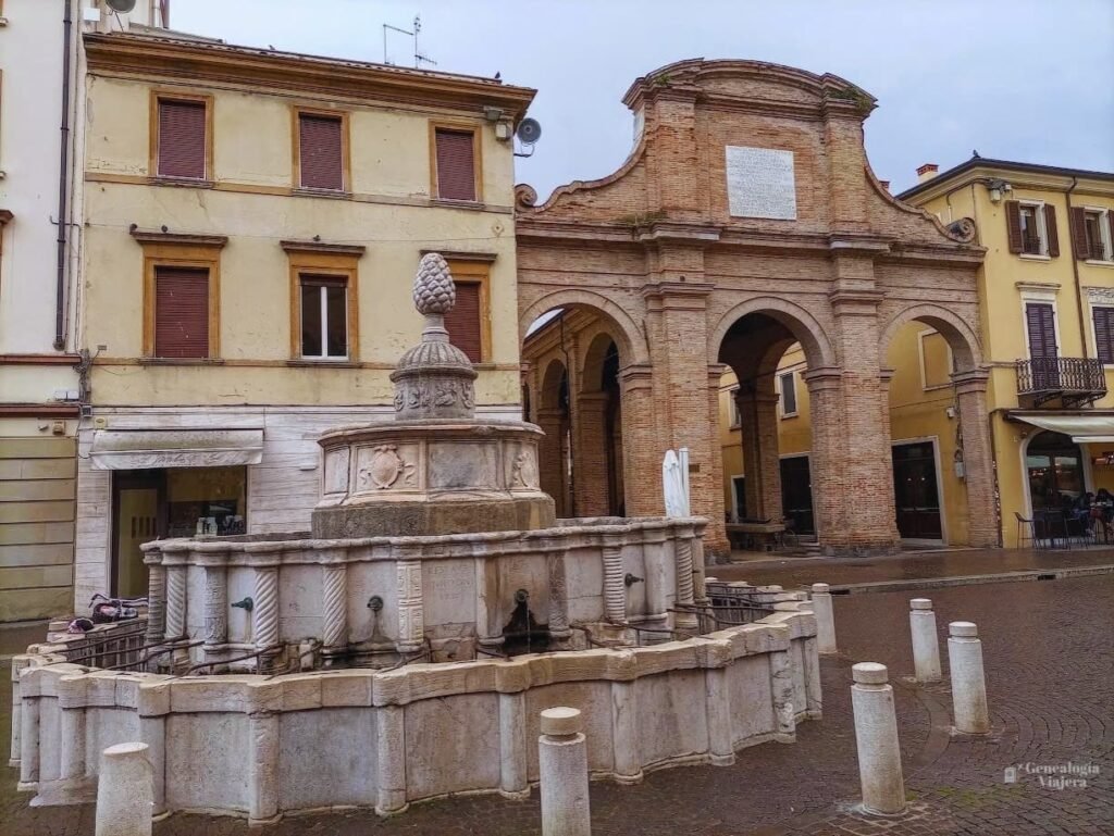Fontana della Pigna en Piazza Cavour, con su característica piña en la parte superior