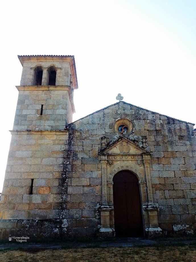 Fachada principal de la Iglesia de San Miguel de Soutopenedo en San Cibrao das Viñas, Galicia, construida en bloques de piedra sillar con una puerta arqueada de estilo plateresco y una torre campanario barroca a la izquierda."