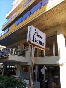 Cartel del Hotel Ischia en la zona de Marebello, Rimini