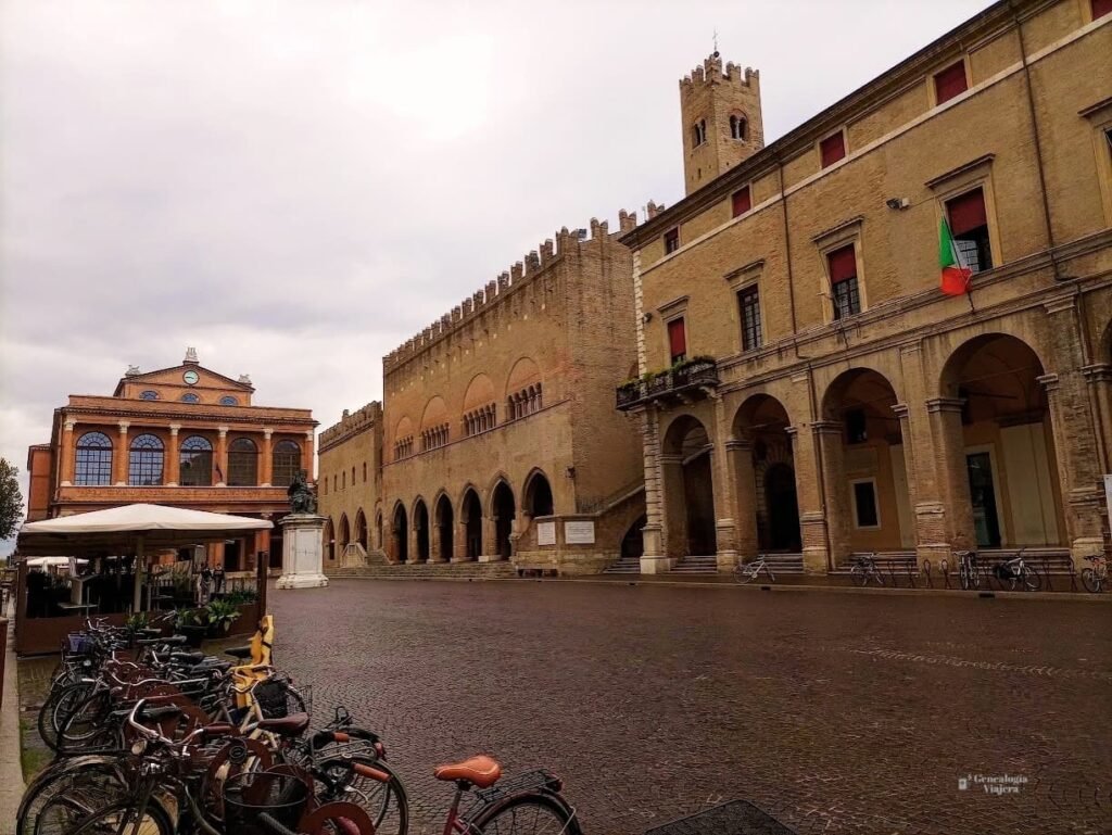 Palazzo Garampi y Palazzo dell'Arengo en Piazza Cavour, con calle empedrada y bicicletas estacionadas
