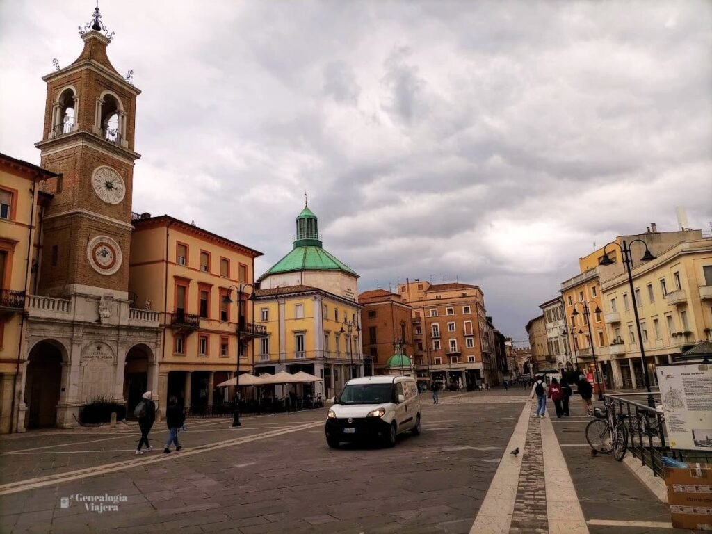 La Piazza Tre Martiri en Rimini en un dia otoñal con transeuntes caminando por la calle