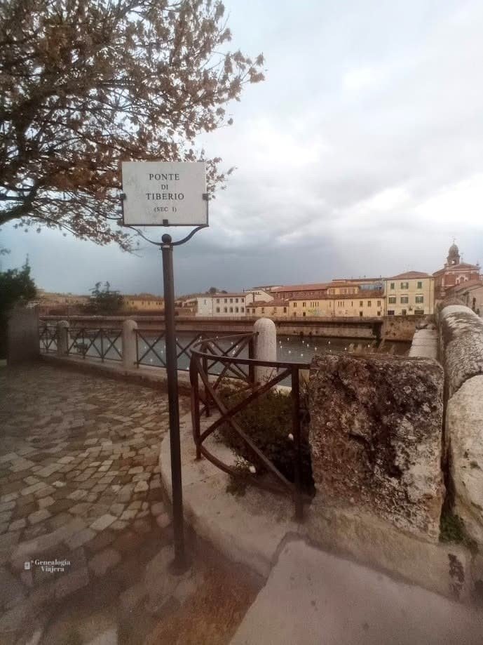 Paseo junto al Rio Marecchia donde cruza el puente romano di Tiberio en un dia otoñal de Rimini, Italia