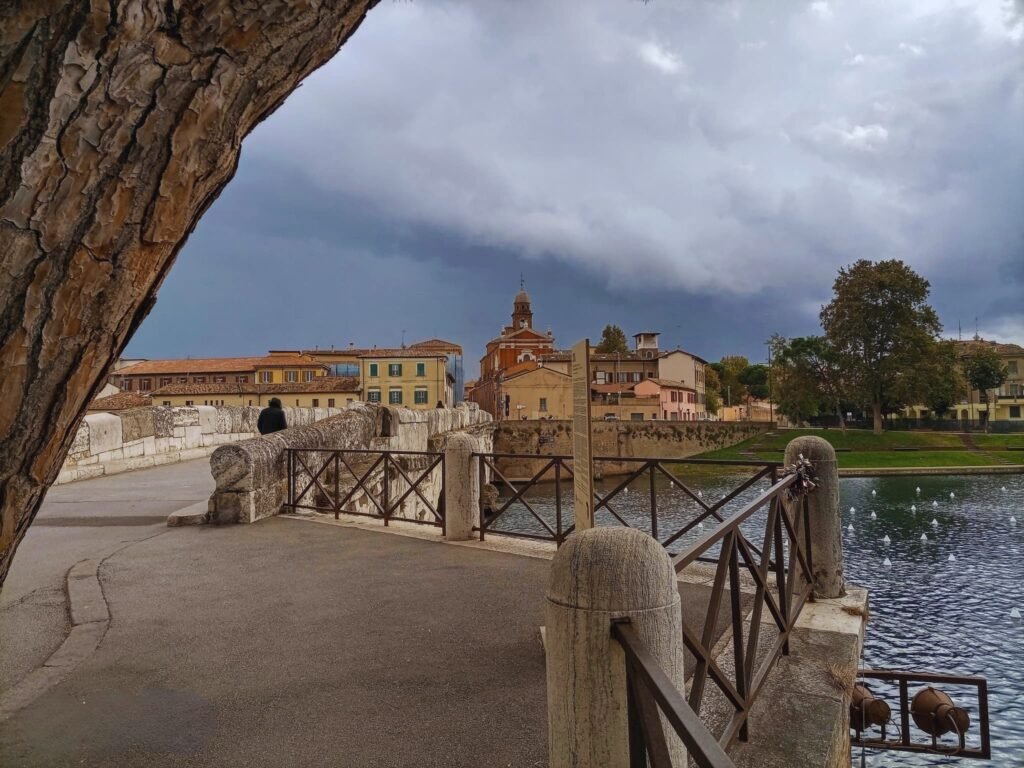 Ponte di Tiberio en Rimini, con el río Marecchia y el centro histórico al fondo