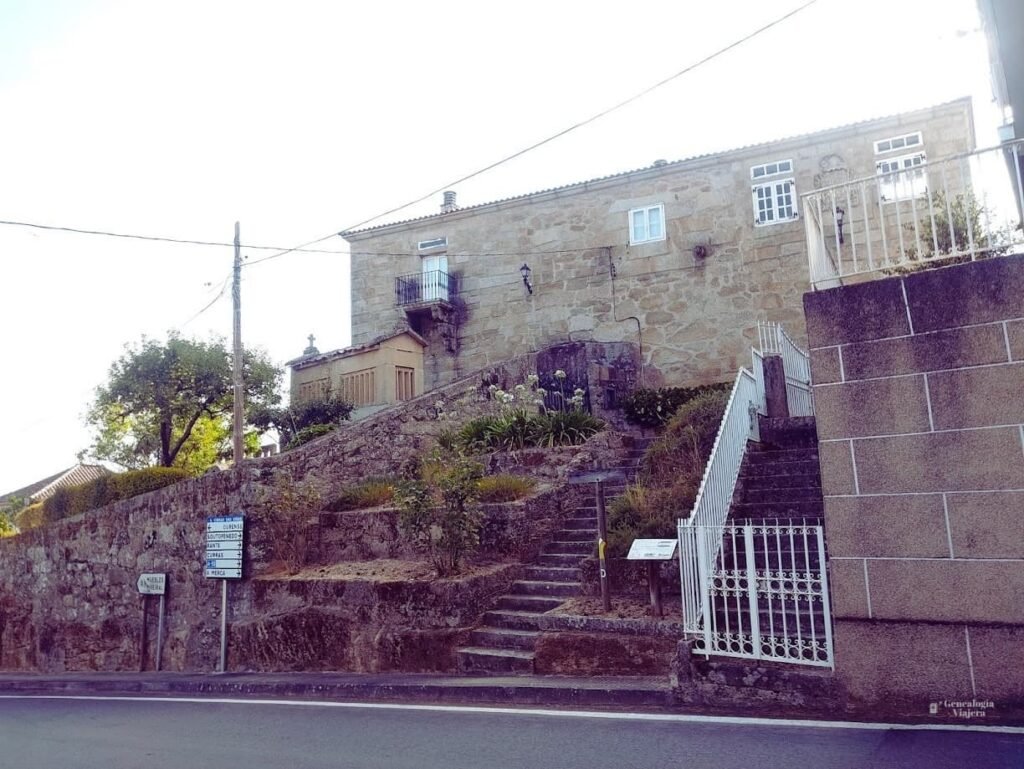 •
Fachada de piedra gallea y escalinata en Soutopenedo, San Cibrao das Viñas, inicio de la ruta de senderismo a A Boutureira en Ourense.