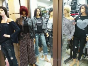 Vidriera de una tienda de ropa en el centro de Rimini