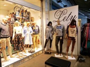 Maniquíes con ropa de media estación en una vidriera de Rimini