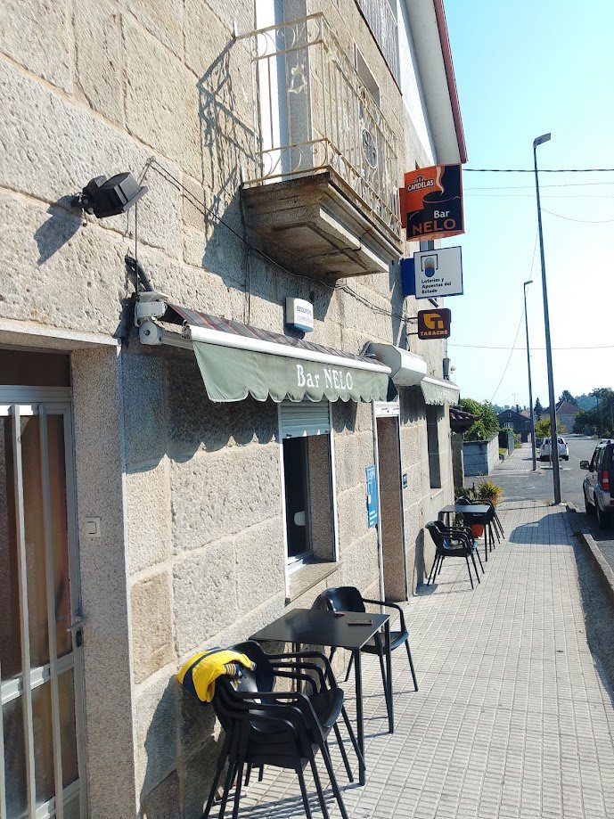 Bar de pueblo gallego con mesas en la vereda en Melon- Ourense