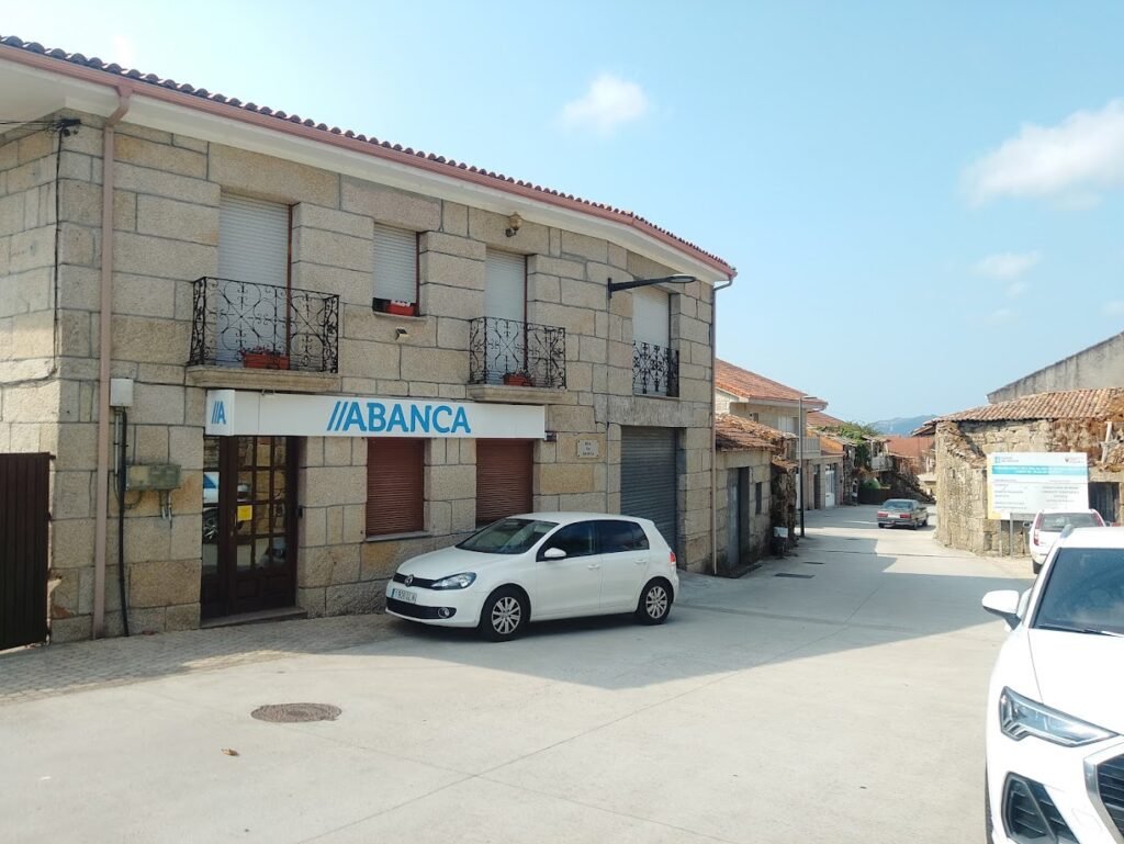 Curioso contraste sucursal bancaria en una casa tradicional de piedra
