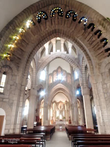 • Primer plano de los ábsides de piedra y galerías porticadas exteriores del Templo de la Vera Cruz en O Carballiño.
