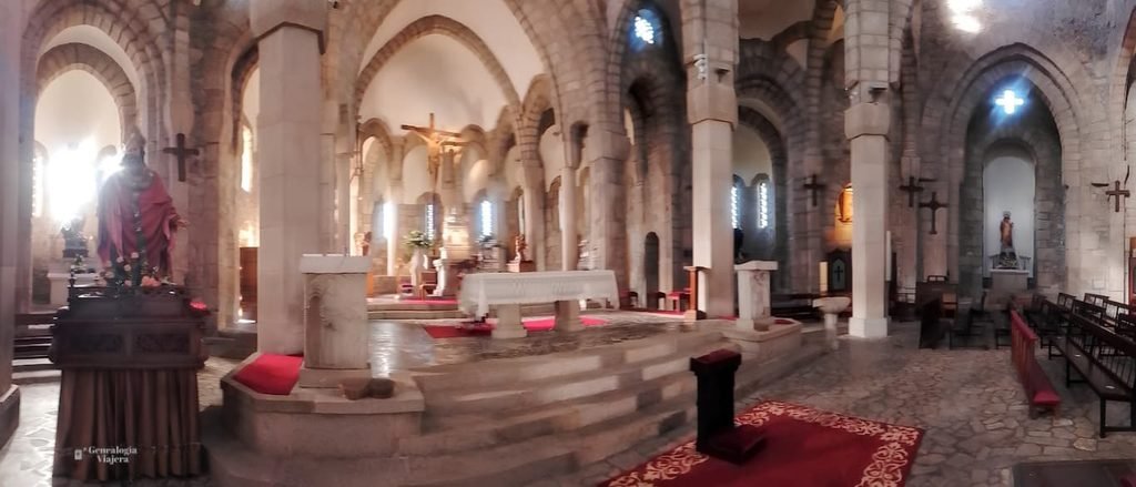 • Vista del altar interior del Templo de la Vera Cruz, con sus característicos arcos de piedra superpuestos y vitrales coloridos en la parte superior.