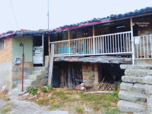 Fachada rústica de una casa antigua de mampostería de piedra tradicional en una aldea de Ourense.