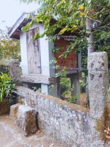 Hórreo tradicional gallego hecho de piedra y ladrillo apoyado sobre pilares en Paradela.