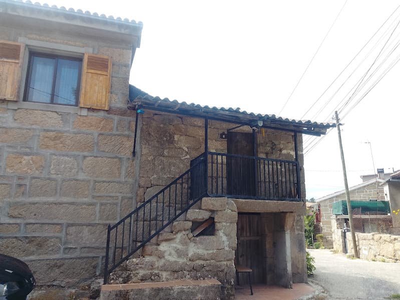 Vivienda de aldea tipica de piedra con balcón Paradela- Ourense- Galicia